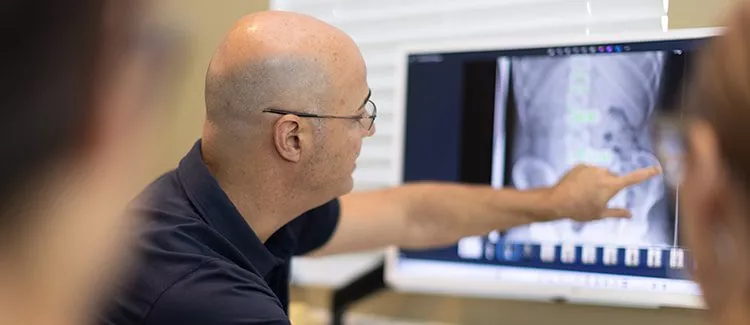 dr-tony-explaining-scoliosis2